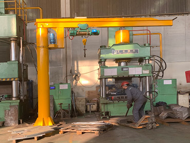 Crane elèctric movent cantilever