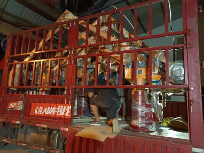 S'estan carregant dos manipuladors per a regar